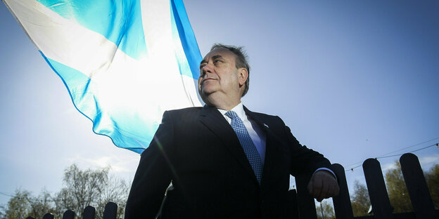 Alex Salmond posiert vor Schottland-Flagge an einem Zaun