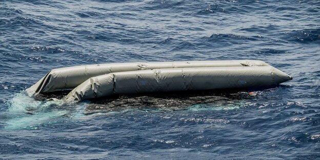 Ein gekentertes Schlauchboot treibt verkehrt herum im Mittelmeer