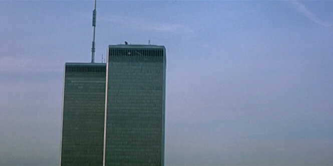 Die Twin Towers des World Trade Center vor blauem Himmel.