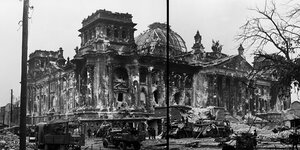 Schwarzweissaufnahme des zerstörten, ausgebrannten Reichstags in Berlin