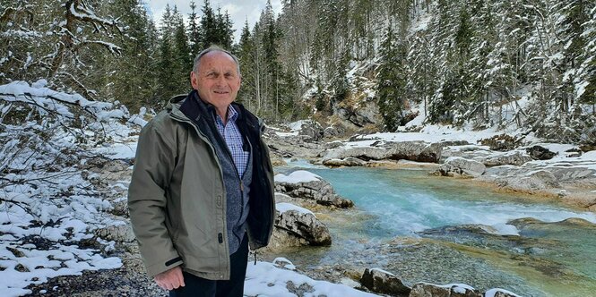 Ein Mann steht vor dem Rissbach