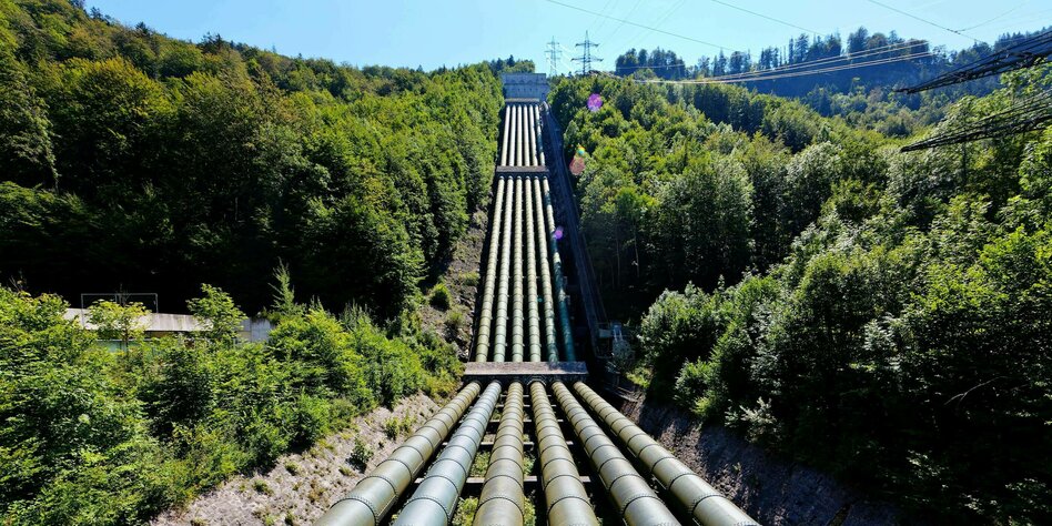 Die Rohrleitungen des Wasserkraftwerks