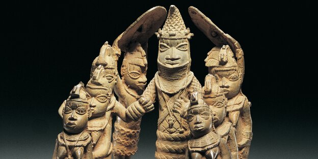 Eine alte Skulptur zeigt eine Gruppe von Menschen