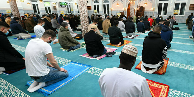 Männer beten in einer Moschee in Frankfurt