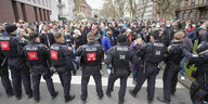Polizisten stoppen Querdenken-Protestierende in Wiesbaden.