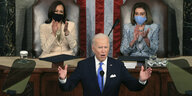 Joe Biden am Rednerpult im Kongress, hinter ihm sitzen Kamala Harris und Nancy Pelosi