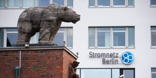 Eine Bärenskulptur steht vor dem Hauptsitz der Stromnetz Berlin GmbH auf dem Kartenhäuschen der Veranstaltungsstätte Arena Berlin. Der Senat kauft das Stromnetz von Vattenfall zurück