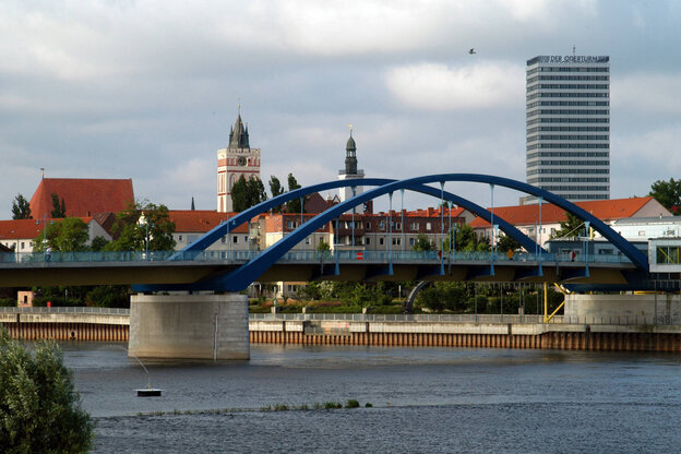 Ein ein Blick auf Frankfurt (Oder) mit dem Fluss Oder im Vordergrund und dem Oderturm im Hintergrund
