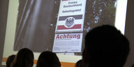 Verwaltungsangestellte von baden-württembergischen Kommunen verfolgen einen Vortrag des Landeamts für Verfassungsschutz über den Umgang mit Reichsbürgern und Selbstverwaltern.