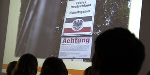 Verwaltungsangestellte von baden-württembergischen Kommunen verfolgen einen Vortrag des Landeamts für Verfassungsschutz über den Umgang mit Reichsbürgern und Selbstverwaltern.