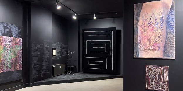 Schwarz gestrichene Wände und einige Gemälde der Künstlerin Leda Bourgogne im Projektraum QBBQ's