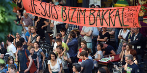 "Je suis Bizim Bakkal" steht auf einem Transparent beim wöchentlichen Soli-Treffen in der Kreuzberger Wrangelstraße