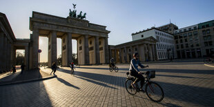 Ein Fahrrad auf dem Pariser Platz