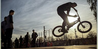 Jugendliche mit Fahrrad an der Halfpipe