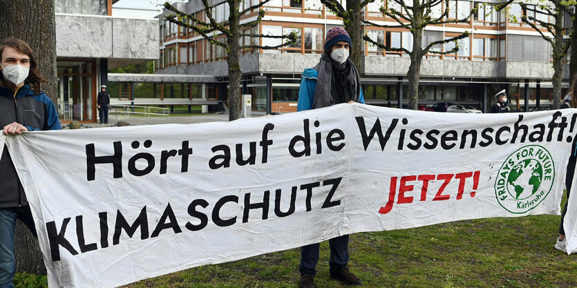 Mitglieder der Karlsruher Gruppe von Fridays for Future halten vor dem Bundesverfassungsgericht ein Transparent auf dem steht ·Hört auf die Wissenschaft! Klimaschutz jetzt!·. Das Gericht verkündete sein Urteil zum Klimaschutzgesetz. Laut dem Urteil reicht