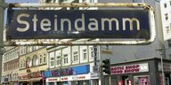 Altbauten, Sex-Shops und ein Straßenschild mit der Aufschrift "Steindamm"