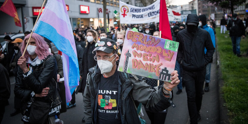 Teilnehmer der Demonstration „Von der Krise zur Enteignung!“ in der Walpurgisnacht