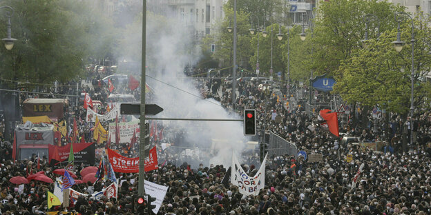 Tausende Demonstranten nehmen an der Demo am Ersten Mai in Berlin teil