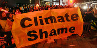 Climate Shame, sagt ein Plakat.
