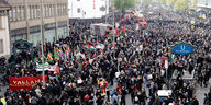 Ein voller Hermannplatz zum Beginn der Revolutionären 1. Mai-Demo