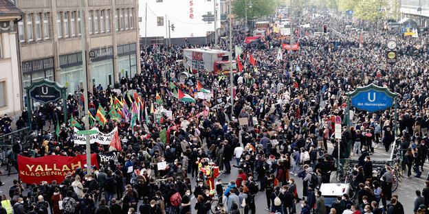 Ein voller Hermannplatz zum Beginn der Revolutionären 1. Mai-Demo