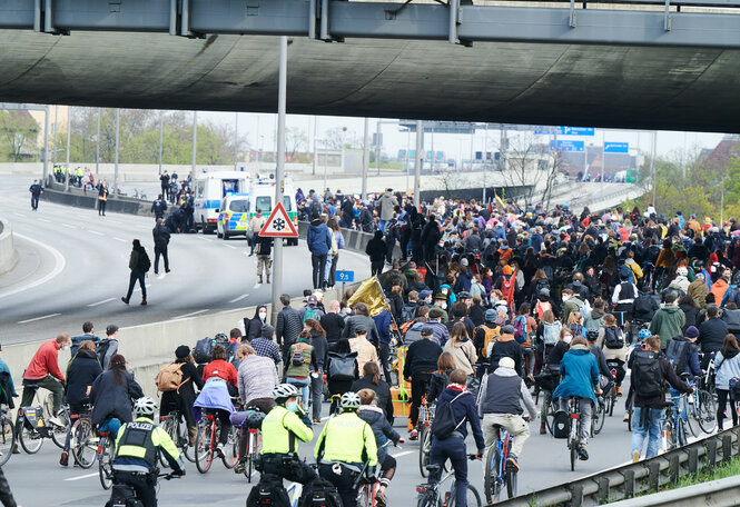 Grunewald-Demo auf der Autobahn