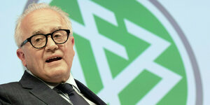 DFB-Präsident Fritz Keller vor dem DFB-Logo