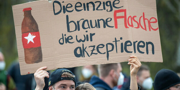 Gegenprotestierende zu einem NPD-Aufmarsch am 1. Mai in Greifswald