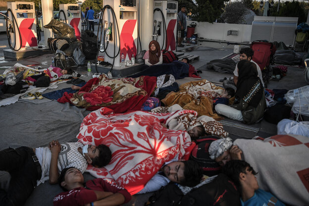 Campierende Migranten auf einer Tankstelle.