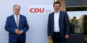 Reiner Haseloff Ministerpräsident von Sachsen-Anhalt steht Sven Schulze, Generalsekretär der CDU von Sachsen-Anhalt