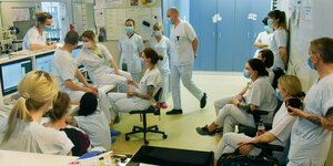 Schwestern, PflegerInnen und Äzrtinnen in einem Besprechungszimmer im Krankenhaus