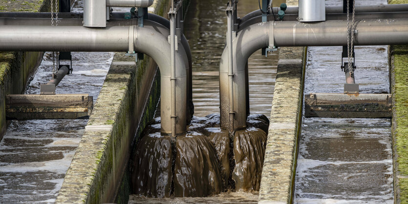 Abwasser fliesst aus Rohren einer Kläranlage