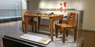Ein modernistisches Holz-Ensemble aus Tisch und zweit Stühlen