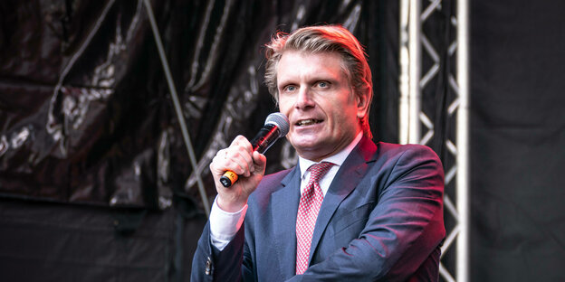 Thomas Bareiß auf einer Bühne mit Mikrofon