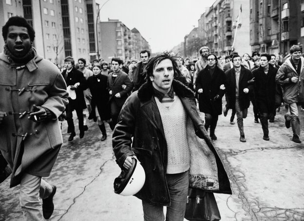 Rudi Dutschke und Demonstranten in einer Strassenschlucht Rudi Dutschke und Demonstranten in einer Strassenschlucht