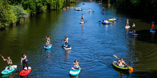 Stand-up Paddler auf einem kanal in Hamburg