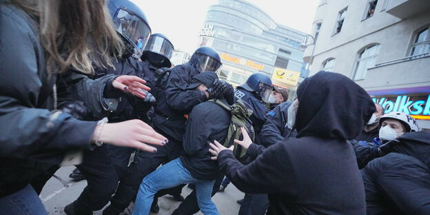 Polizisten im Clinch mit DemonstrantInnen