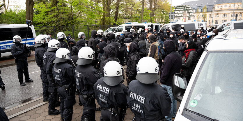 Polizisten umringen Demonstranten