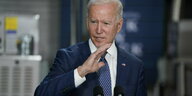 Joe Biden steht an einem Redepult und gestikuliert