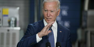 Joe Biden steht an einem Redepult und gestikuliert