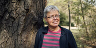 Silvia Habekost lehnt an einem alten Baum fürs Foto, sie entspannt bei ausgedehnten Spaziergängen