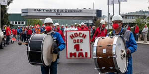 Demonstration mit Trommlern und Schild: Hoch der 1. Mai
