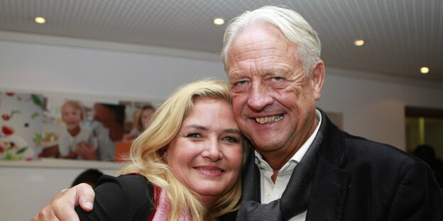 Kristin und Günter Brinker umarmen sich und grinsen in die Kamera