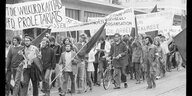 Demonstration der Solidarität mit dem SDS Heidelberg; Bannertexte von links, u. a. : "[...]pt die Willkür d. Kapitals [... Kam]pf d. Proletariats";"[...]nges. Verbot d. Heidelb. SDS [... Sch]lag gegen die Arbeiterklasse".