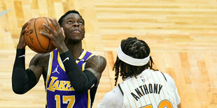 Dennis Schröder mit dem Ball in der Hand und dem Blick Richtung Korb gerichtet