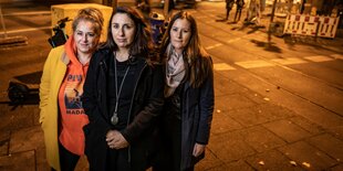 Idil Baydar, Seda Basay-Yildiz und Janine Wissler auf einer Straße in Frankfurt/Main