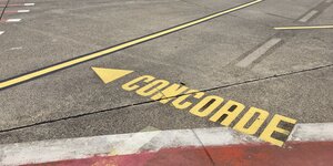 Vorfeld in Berlin-Tegel mit gelber Inschrift "Concorde"