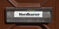 Briefkastenschlitz mit "Nordkurier"-Sticker