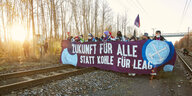 Aktivist*innen von Ende Gelände blockieren ein Gleis in Brandenburg