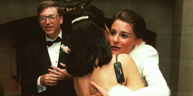 Seattle: Bill (l) und Melinda Gates (r) begrüßen die Gäste in einem privaten Anwesen